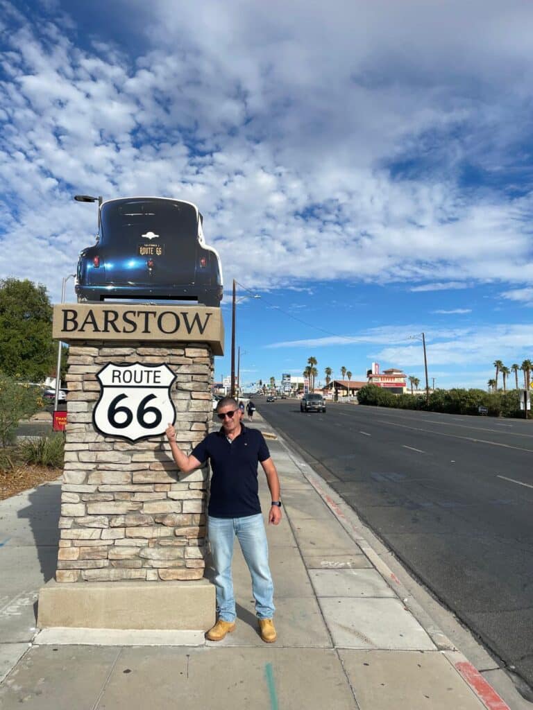 Home al costat d'una estàtua de la ruta 66